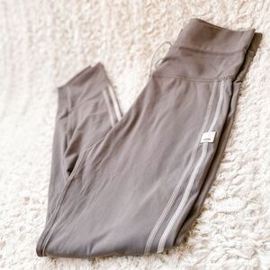 Vuori Daily Legging Gray Stripe